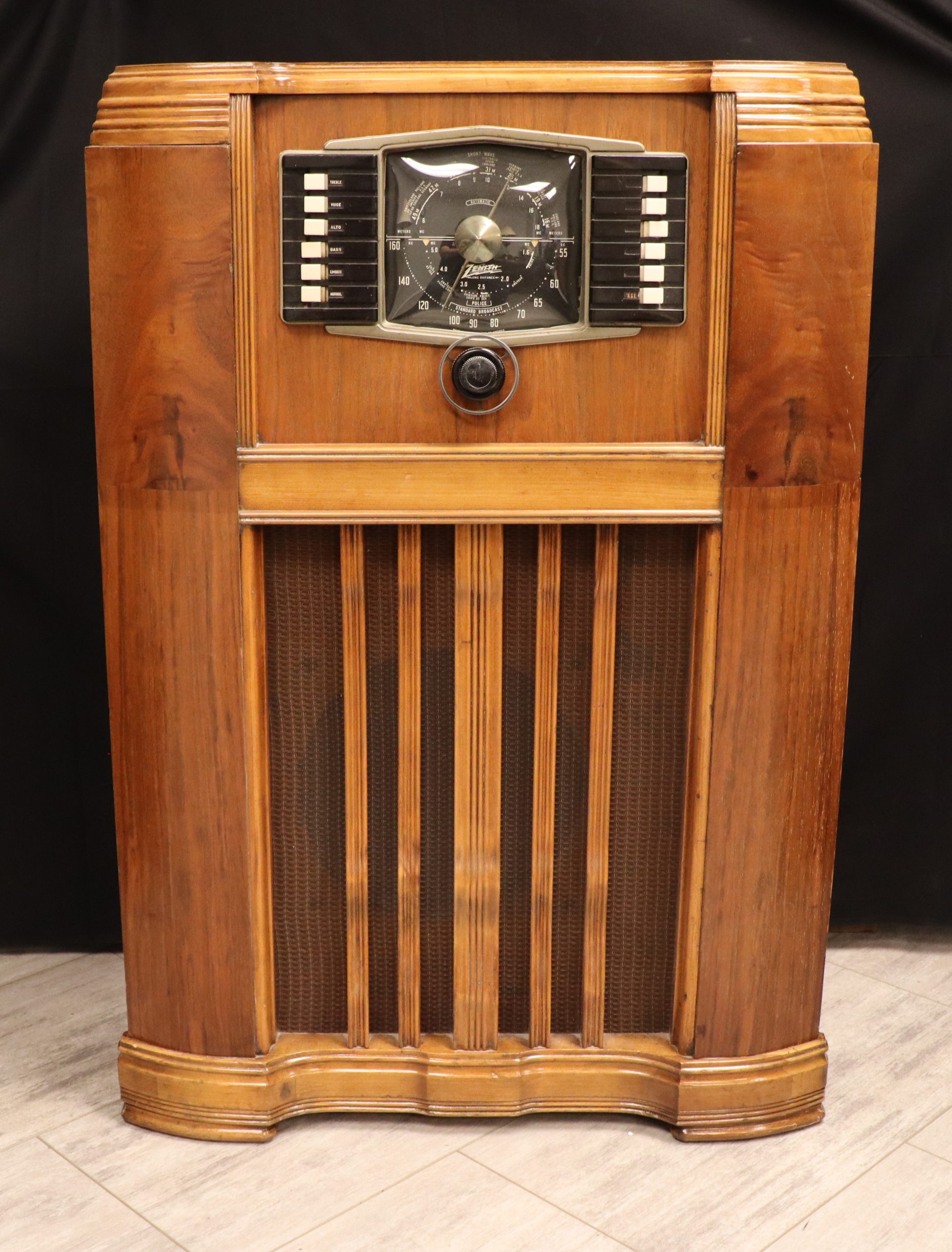 94 Vintage Zenith console tube radio c1930s b